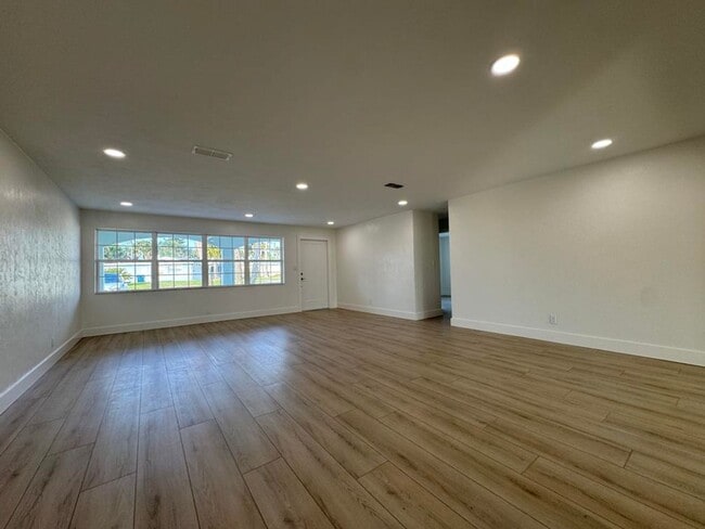 Building Photo - 2/2 plus Bonus Room in Ormond By the Sea