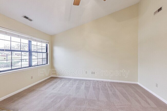 Building Photo - 27 Medina Ln
