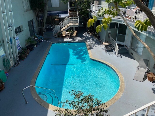 Building Photo - 941 N San Vicente Blvd
