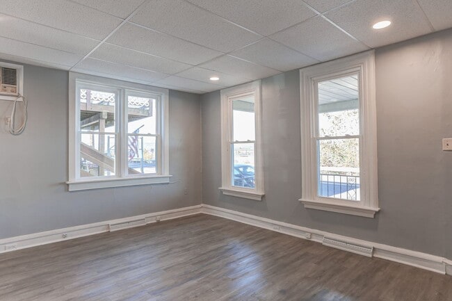 Building Photo - 302 S Front St