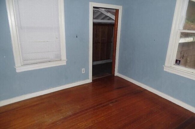 Building Photo - Adorable 2 bedroom 1 bath home