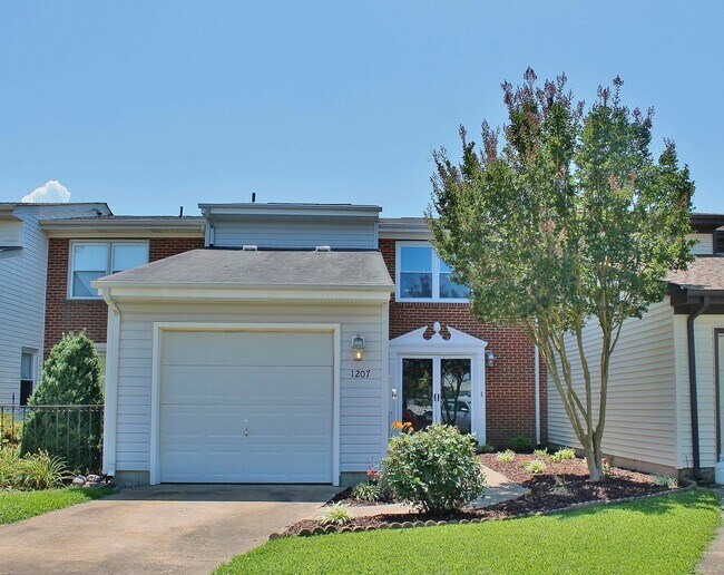 Foto del edificio - MUST SEE! Charming 3-Bedroom Townhome in Thoroughgood! 1-Car Attached Garage!