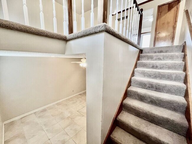 Building Photo - Spacious 3 bedroom, 2 bathroom duplex in N...