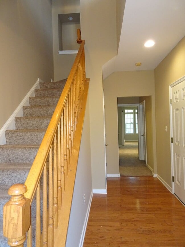 Building Photo - 4 Bedroom 3.5 Bath 3 Story Townhome for Re...