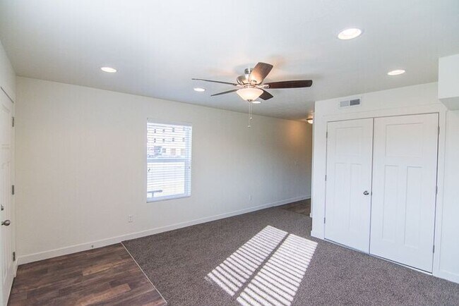 Building Photo - 682 N 130 E