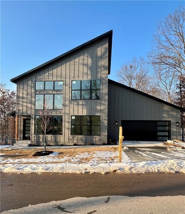 Building Photo - 8 Cranfield Dr