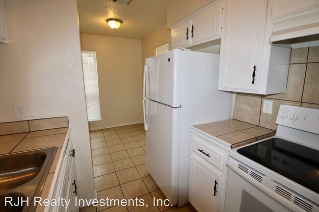 Building Photo - 905-907 Aspen Ct