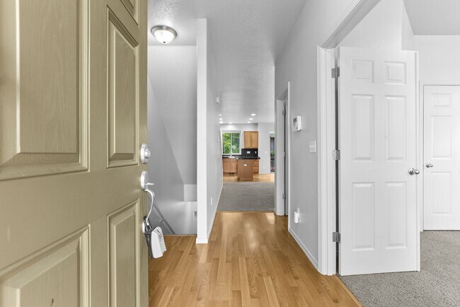 Foto del edificio - Available NOW Hillsboro End Unit Townhome ...