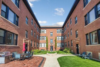 Building Photo - 7421 N Clark St