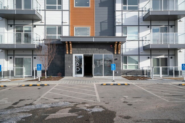 Building Photo - 360-360 Harvest Hills Way NE
