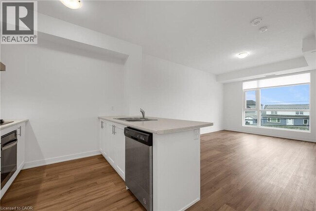 Photo du bâtiment - 600 N Service Rd