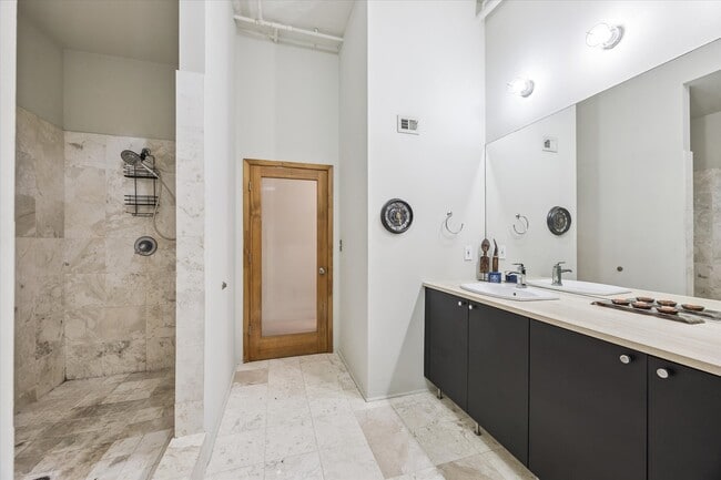 Building Photo - 705 Main St