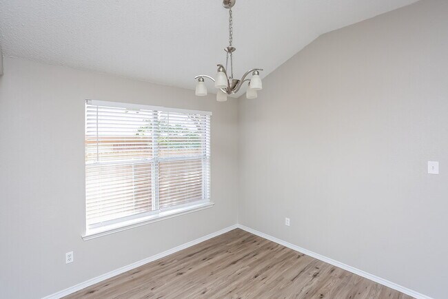 Foto del edificio - 2213 Whispering Wind St