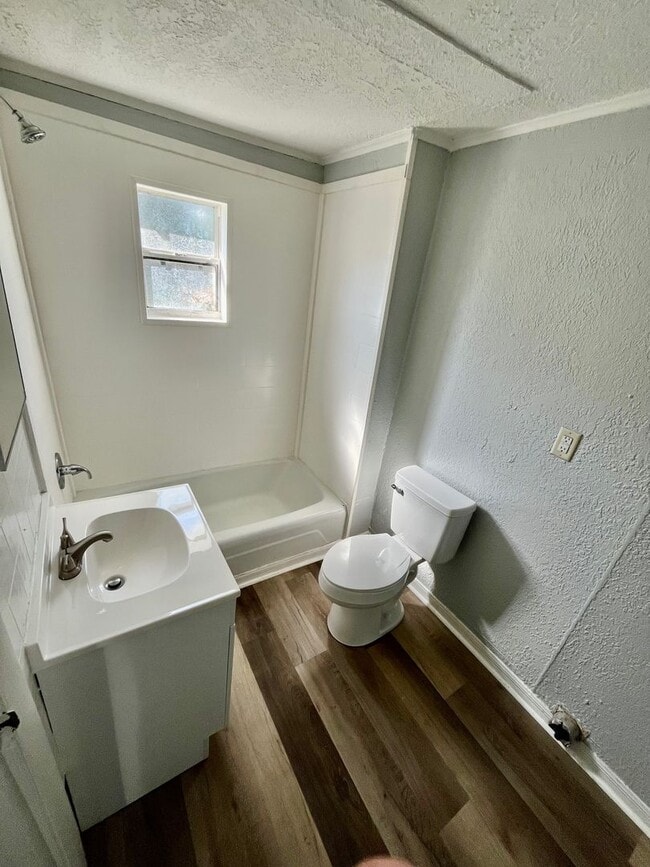 Foto del edificio - 3BR/1BA with HUGE Backyard, LVT Wood Floor...