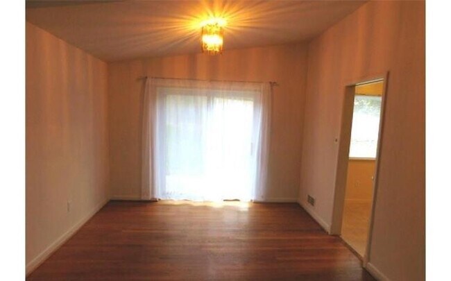 Foto del edificio - Great 4BR 3BA 4 level split minutes to NIH...