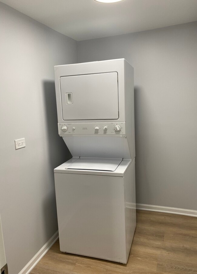 Washer/Dryer Room - 1026 W 20th Pl