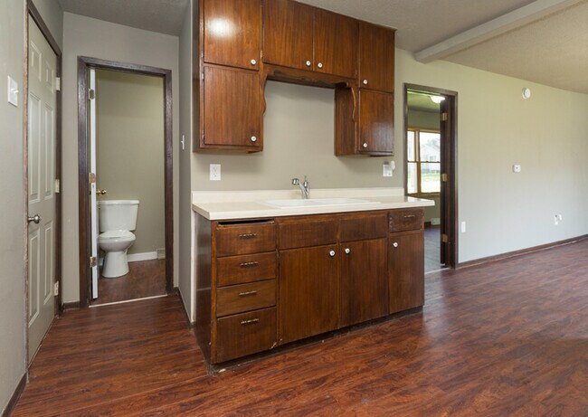 Building Photo - 2 Bedroom 1 Bath - Pyramid Properties!!