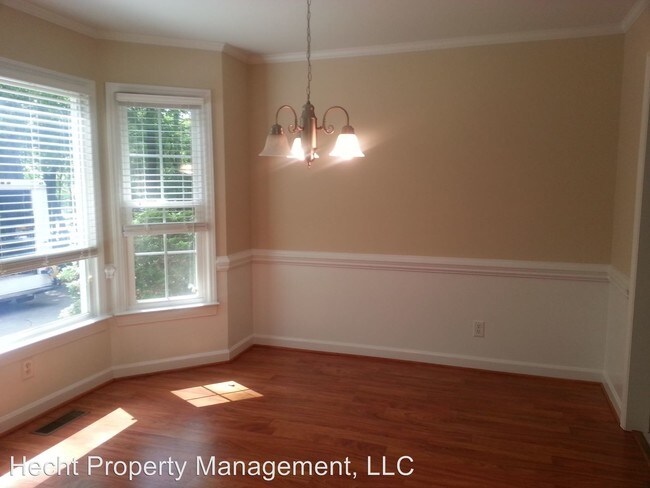 Foto del edificio - 3 br, 2.5 bath House - 2819 Lakeshore Rd. S