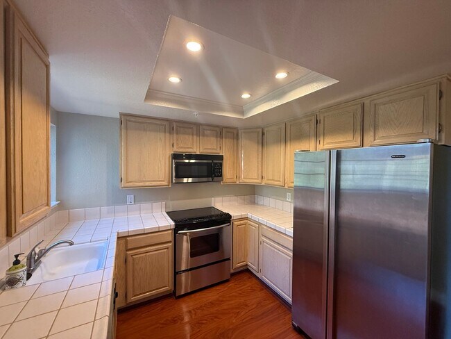 Foto del edificio - SPACIOUS TWO BEDROOM TWO AND HALF BATH + L...