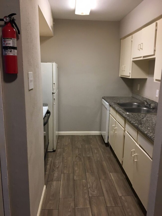 Foto del edificio - 2 BR 2 BA Condo - Downstairs