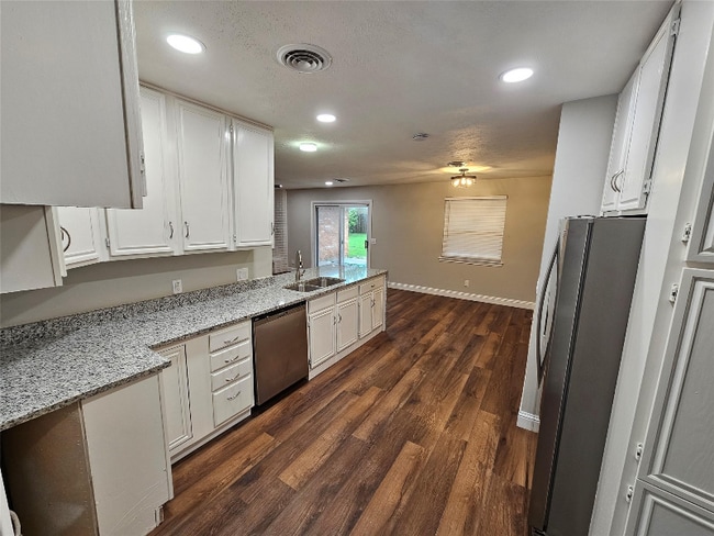 Building Photo - 2905 Brookview Dr