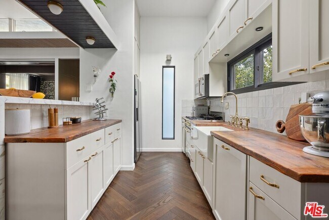 Foto del edificio - 2061 Nichols Canyon Rd