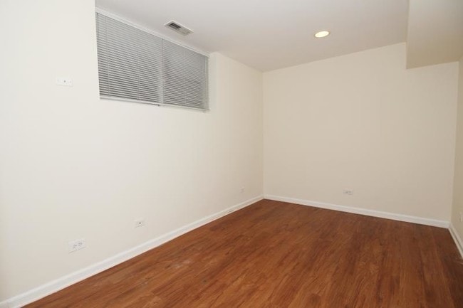 Building Photo - 3216 N Racine Ave