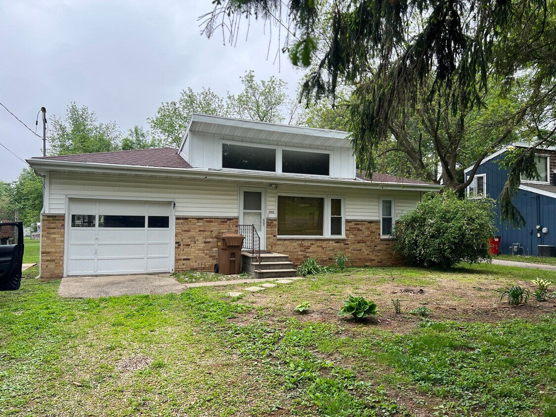2602 W. John Street Champaign, Illinois - 2602 W John St