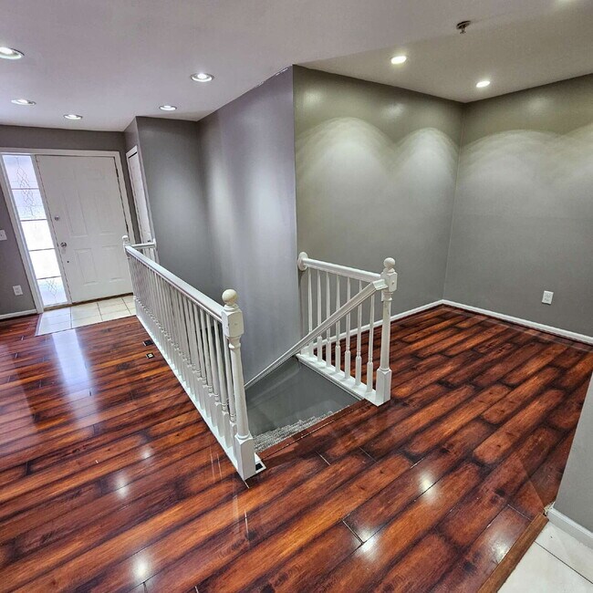 Building Photo - 2 Bedroom, 2 Full Bathroom Townhouse with Granite Finishes, Bonus Room & Garage. Great Location, ...