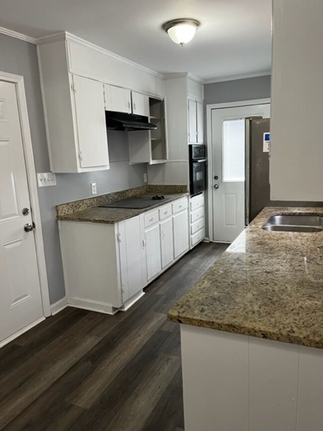 Building Photo - Beautiful newly remodeled 3 bed 2 bath home