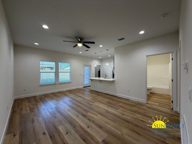 Building Photo - Beautiful 2 Bedroom Duplex in Fort Walton Beach near Beal Parkway!