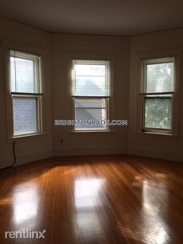 Foto del edificio - 64 Oak Square Ave