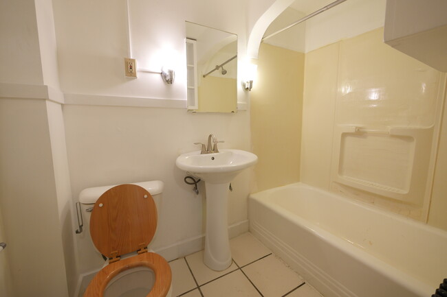 bathroom tub & shower - 530 W South St