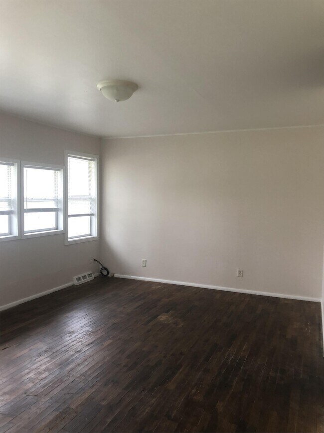 Building Photo - 1122 W Bradley Ave