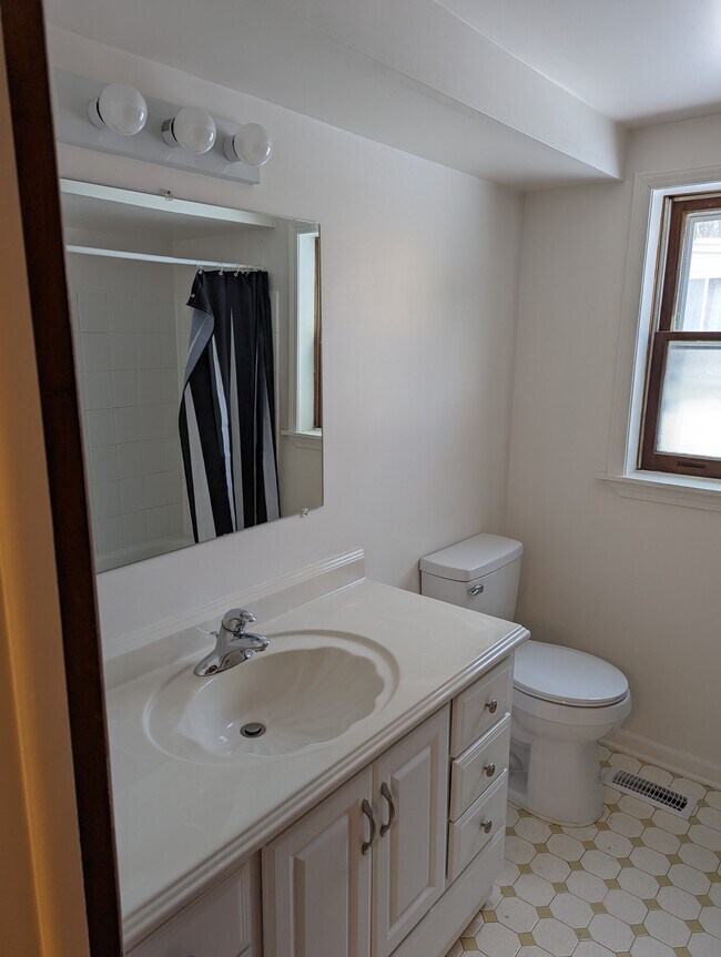 Bathroom - 1533 Jones Plz