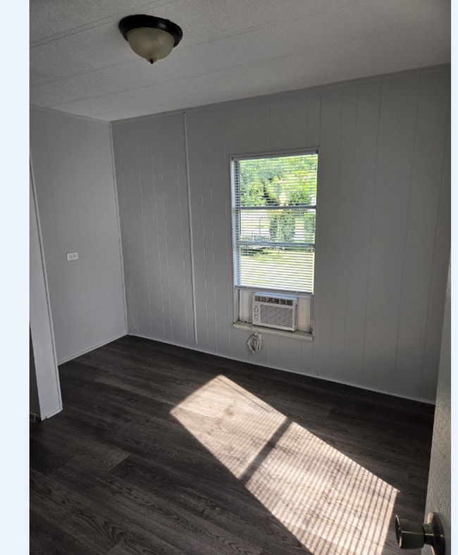 Building Photo - 2 Bedroom 1 Bath Mobile Home