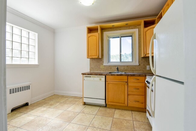 Building Photo - 4585 Av. Dupuis
