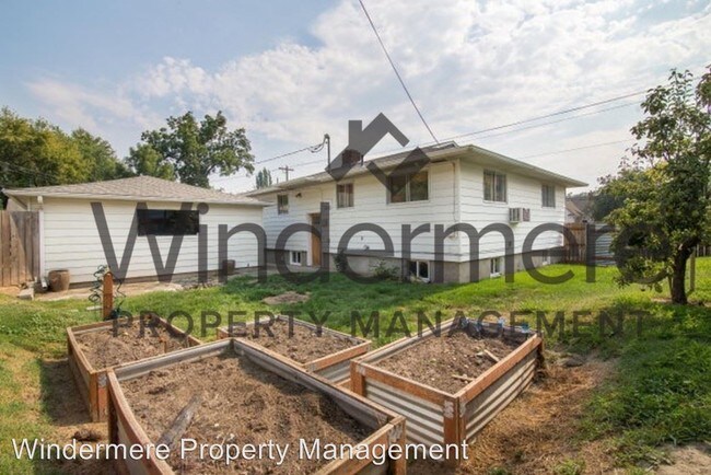 Foto del edificio - 3 br, 1 bath Apartment - 389 S Second