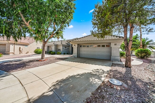 Building Photo - BEAUTIFUL REMODELED HOME WITH POOL AND BAC...