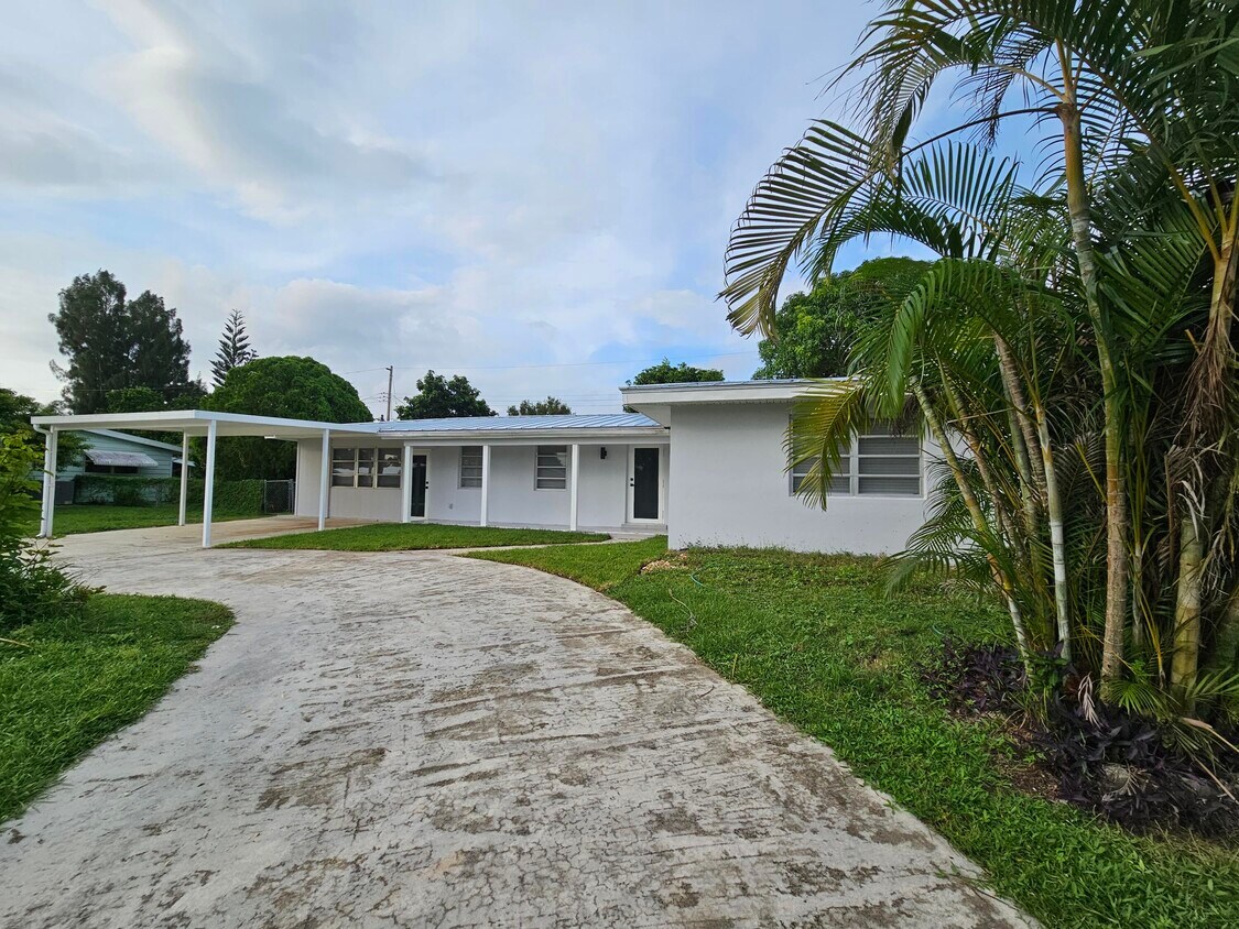 Primary Photo - 141 SE Soneto Ct