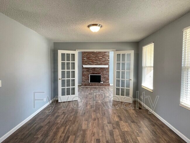 Building Photo - 5216 Roxborough Dr