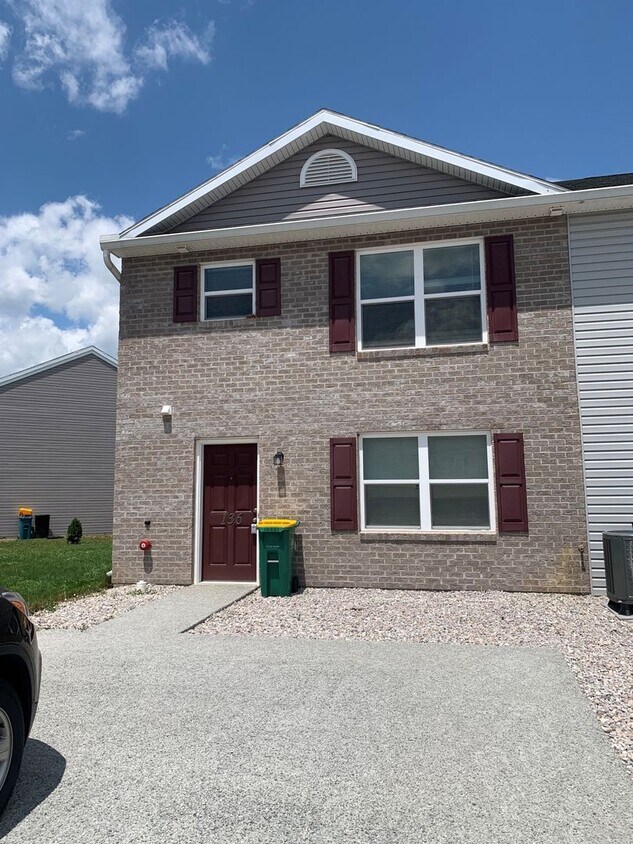 136 Delano Dr, Chambersburg, PA 17201 Townhome Rentals in