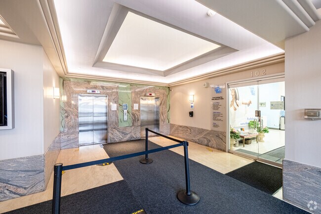 Lobby Photo - Château Maisonneuve