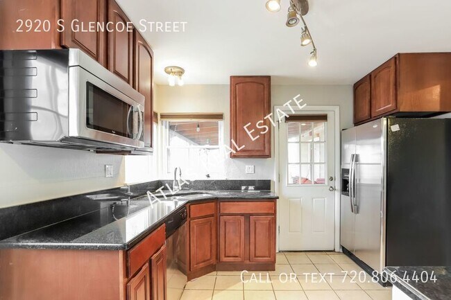 Foto del edificio - Beautifully updated University Hills Home