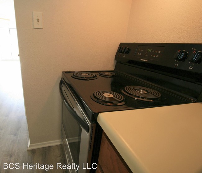 Building Photo - 1102 Spring Loop