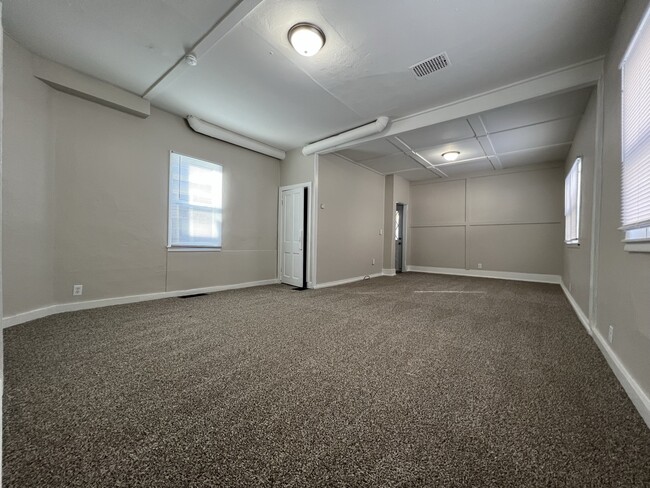 Building Photo - 1741 Des Moines St
