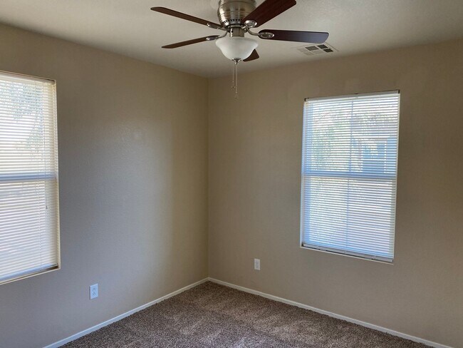 Foto del edificio - Beautiful 3 bedroom available