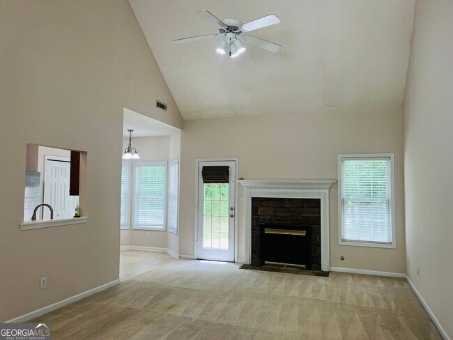 Building Photo - 47 Pine Crescent