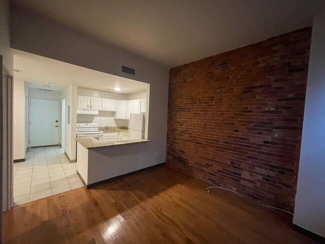 Building Photo - 105-107 Washington Street-Unit 4