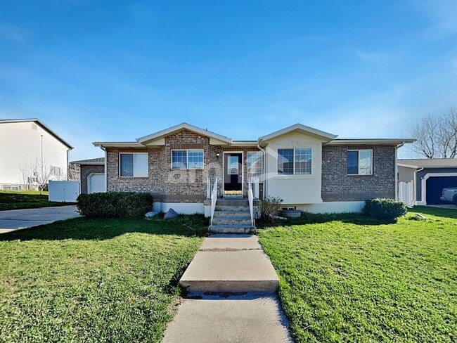 Building Photo - 1074 E 3250 N